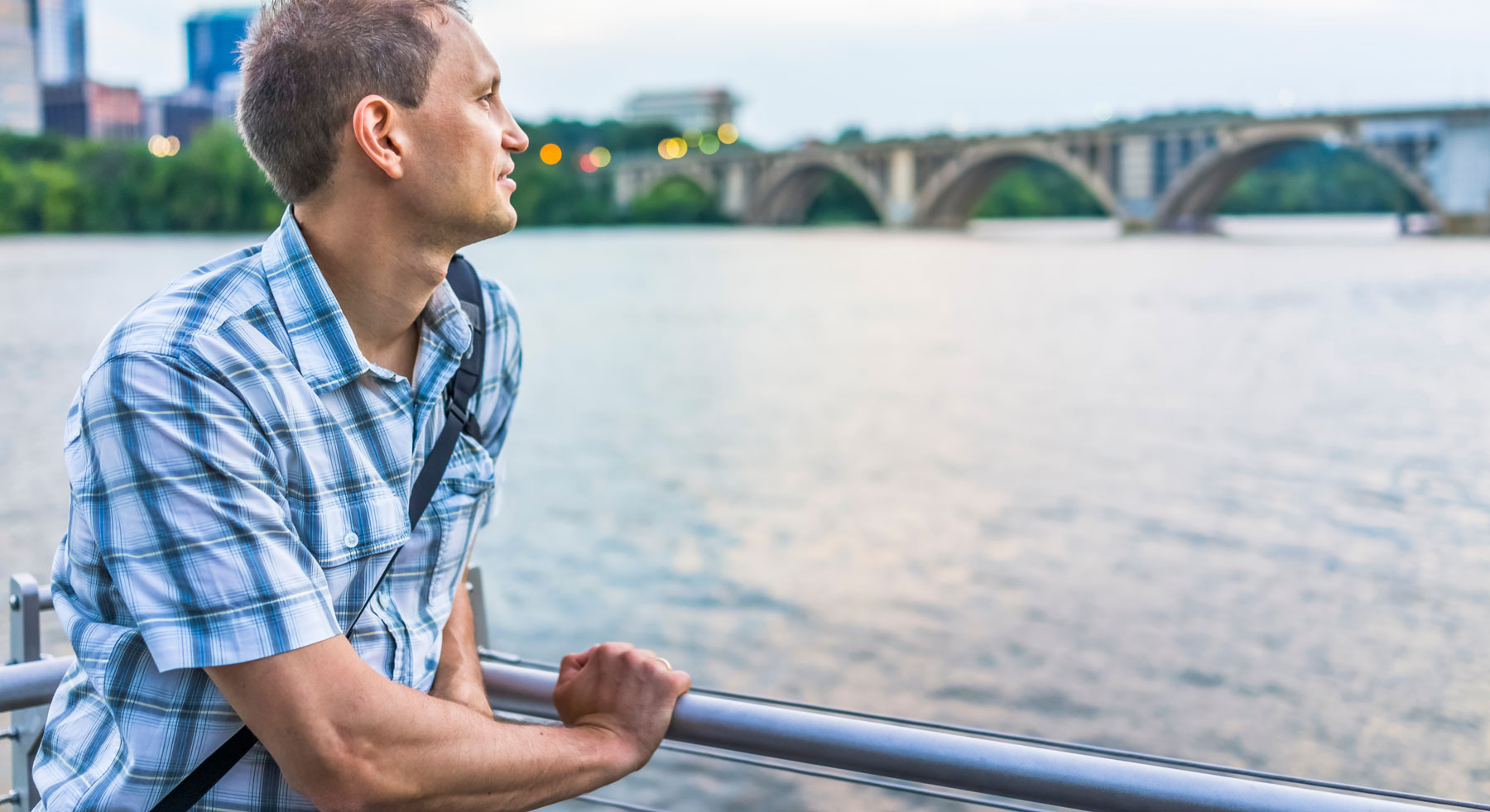 رجل يطل على الماء.