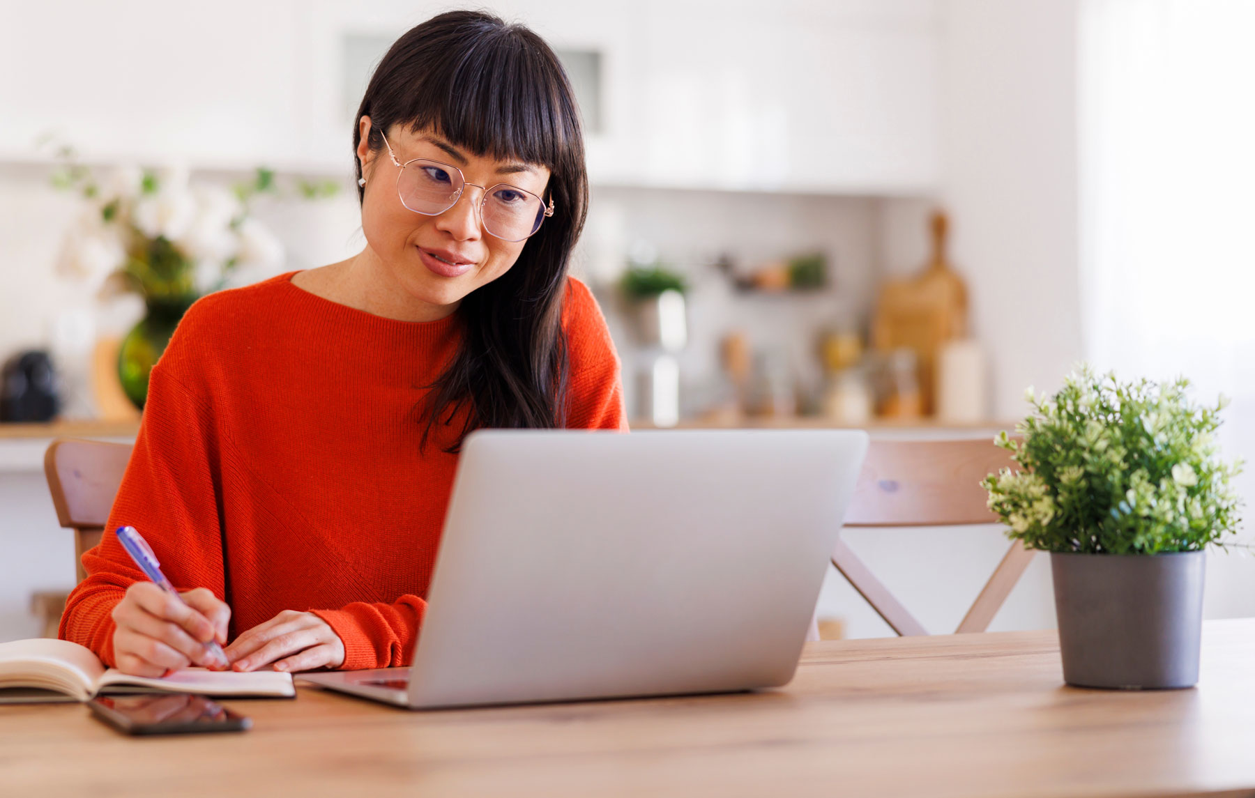 امرأة تعمل على جهاز كمبيوتر محمول