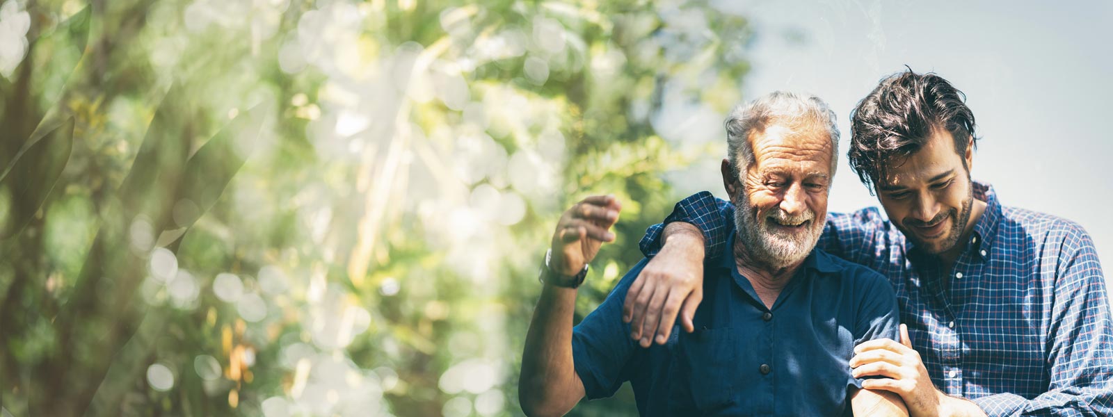 شخصان يسيران في الهواء الطلق في بيئة حديقة