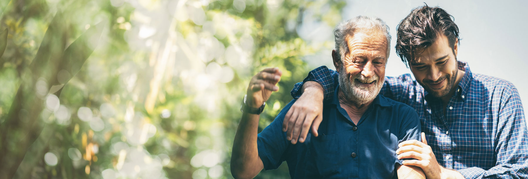 رجلان يمشيان في الهواء الطلق