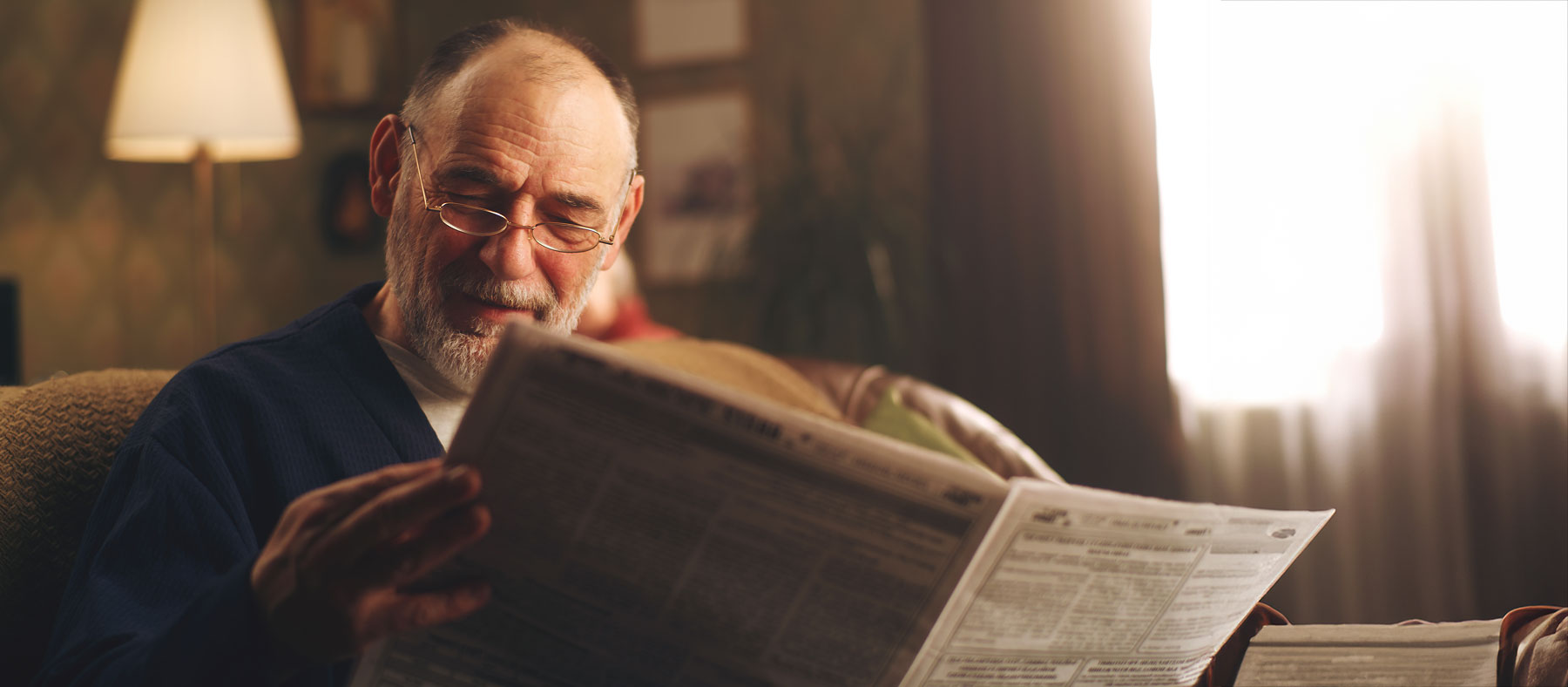 رجل يقرأ الجريدة