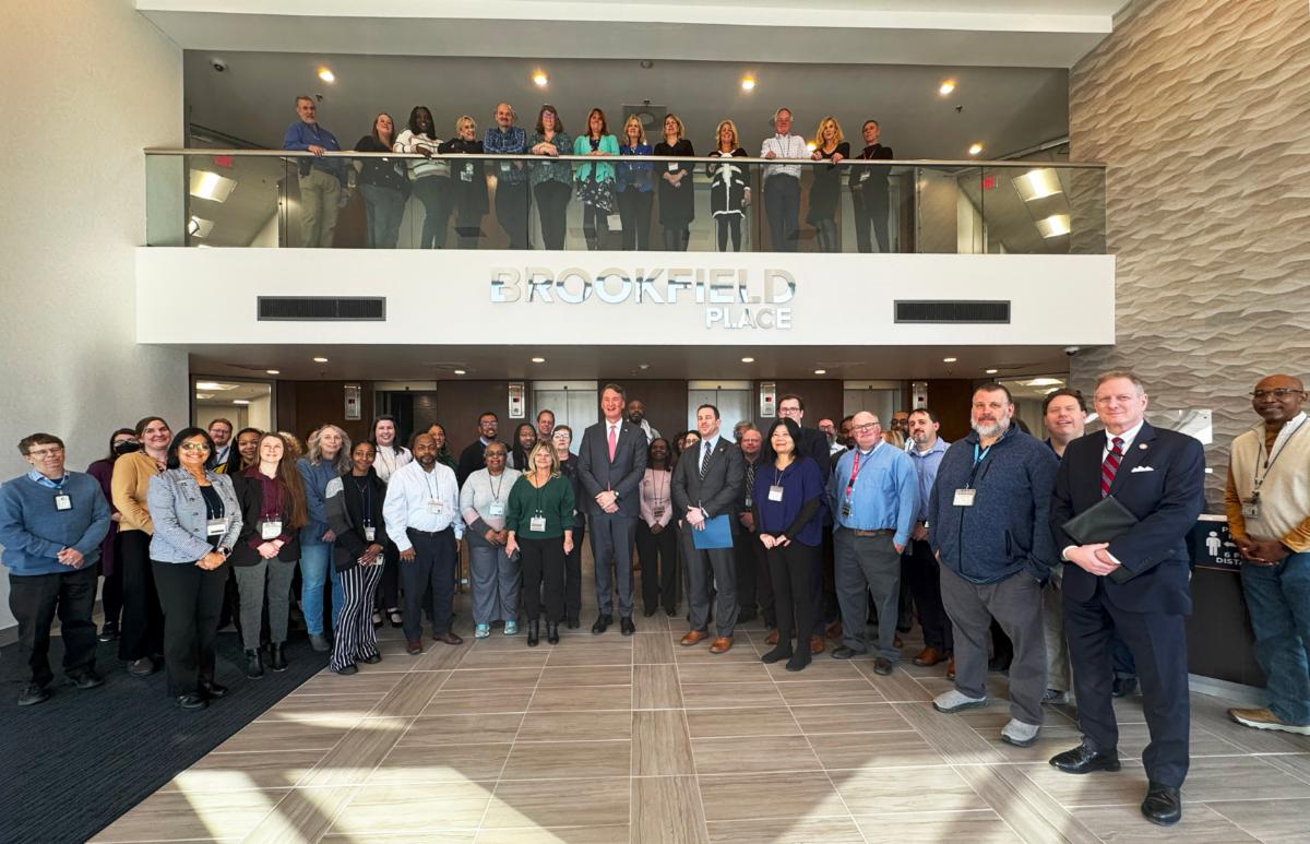 المحافظ جلين يونجكين يزور مركز فيينا الاقتصادي في يناير 13, 2025