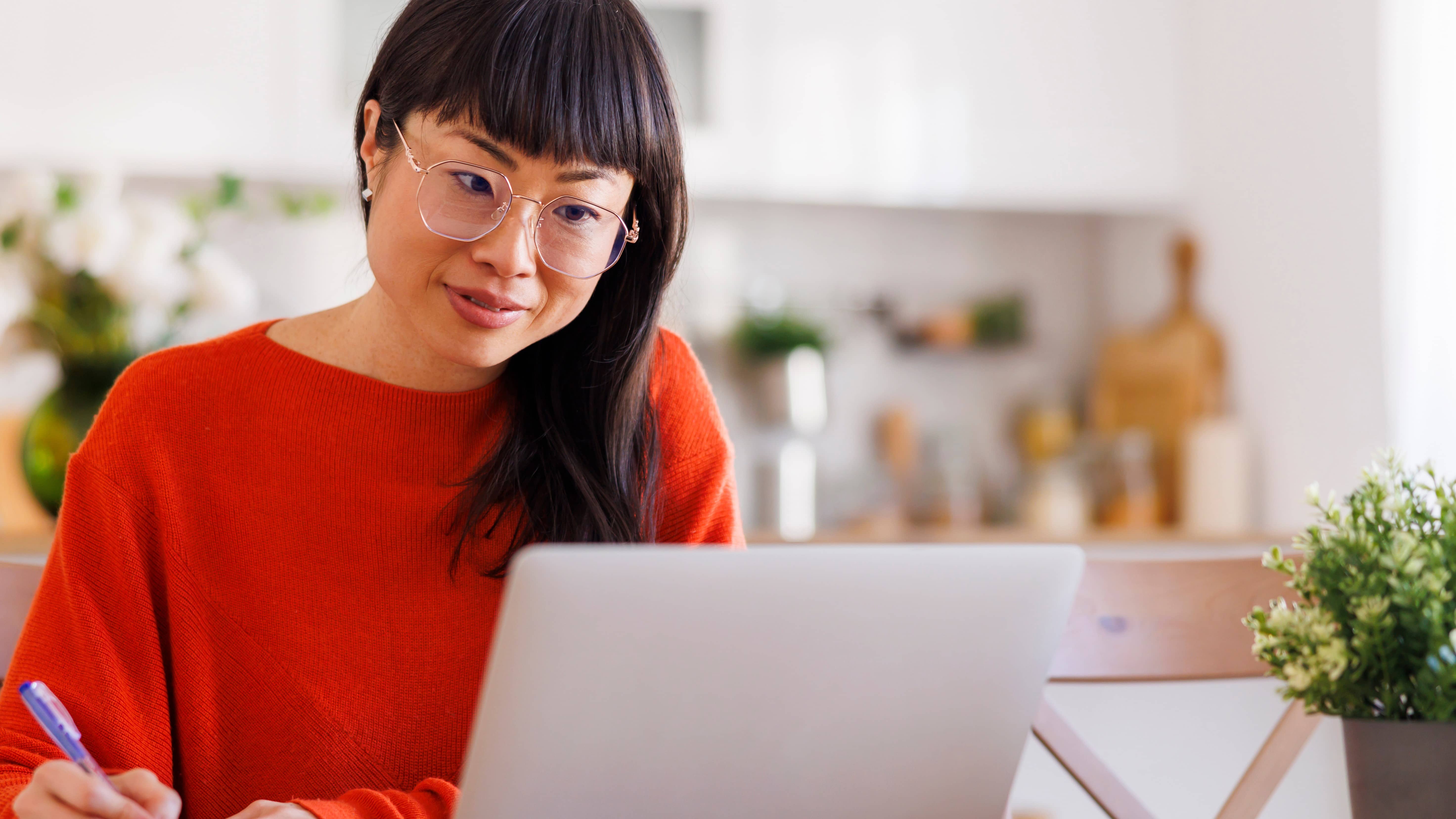 المكتب المنزلي يقوم بتدوين الملاحظات