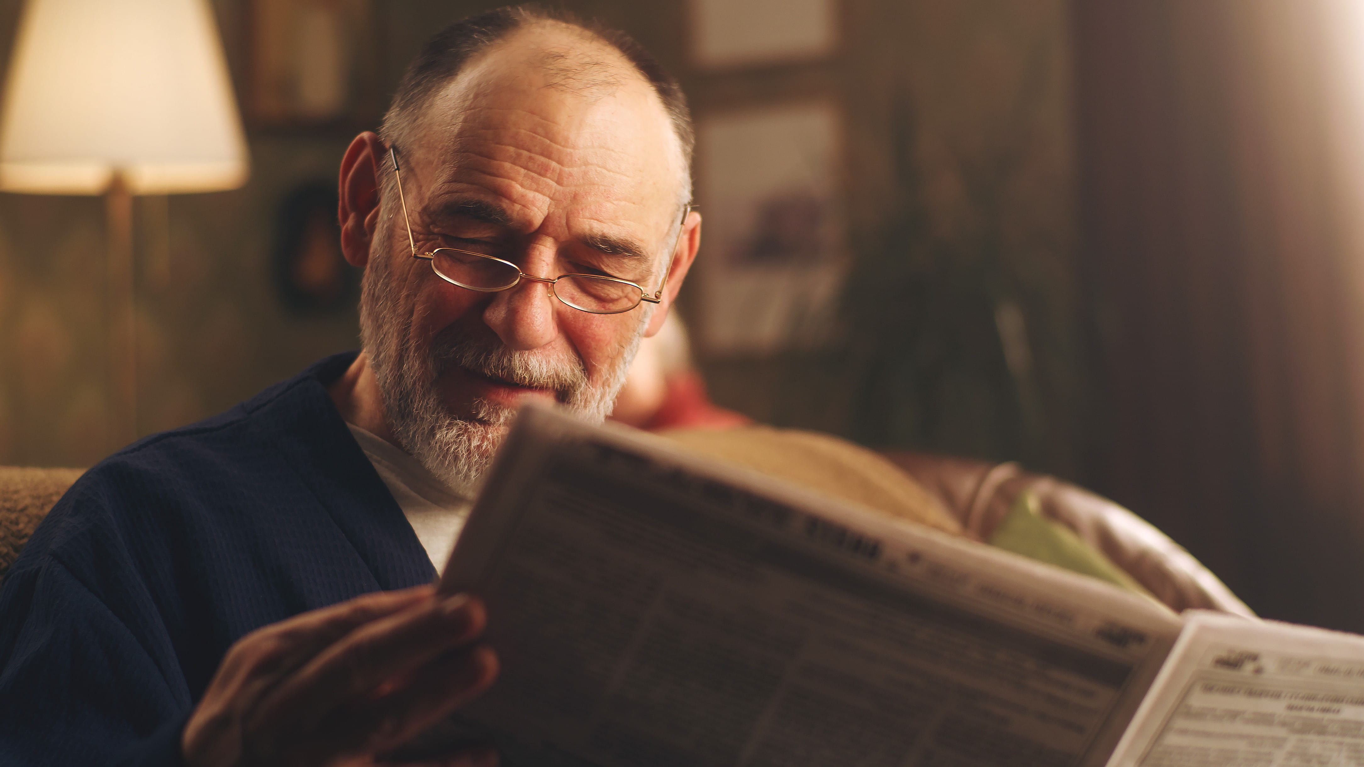 رجل يقرأ الجريدة